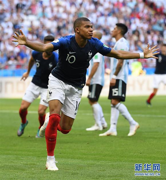 足球报：泰山队确定由韩鹏继续执教；有意更换2名中后场外援（足球报：泰山队确认韩鹏留任主帅，拟更换两名中后场外援）