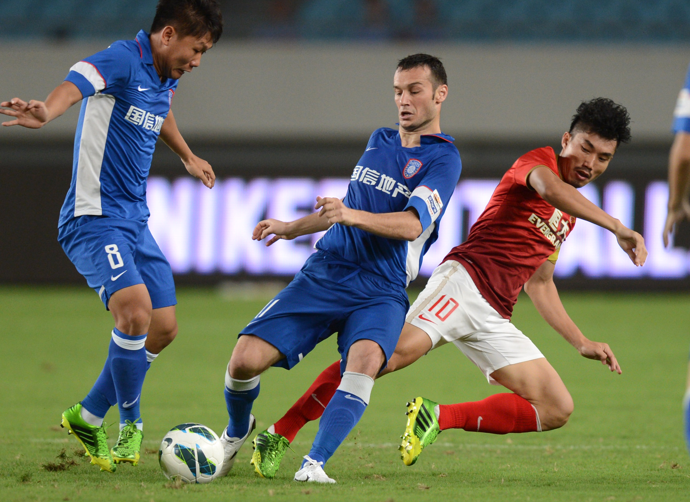 记者：拜仁、曼联有意巴莱巴，球员更希望留英超加盟红魔（记者：巴莱巴获拜仁与曼联青睐，更愿留英超投奔红魔）