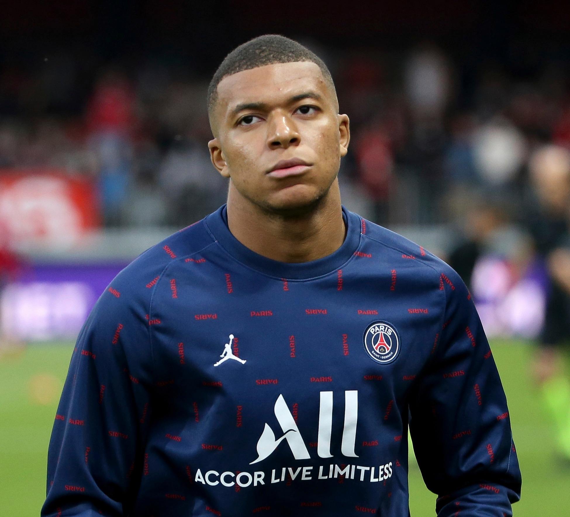 球星带球突破造成杀伤，全场欢呼