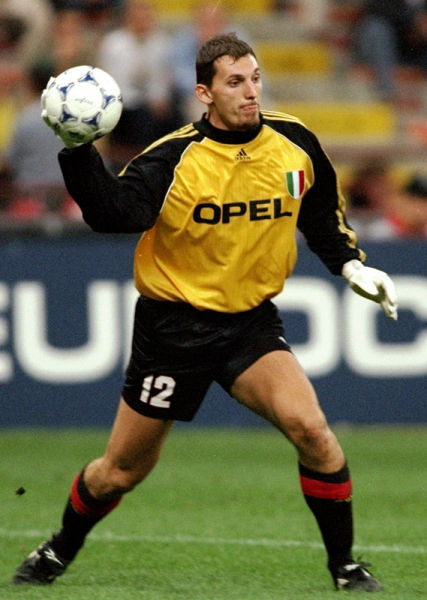 梅西夺冠后发动态庆祝！始终强调团队！还感谢工作人员和管理层！