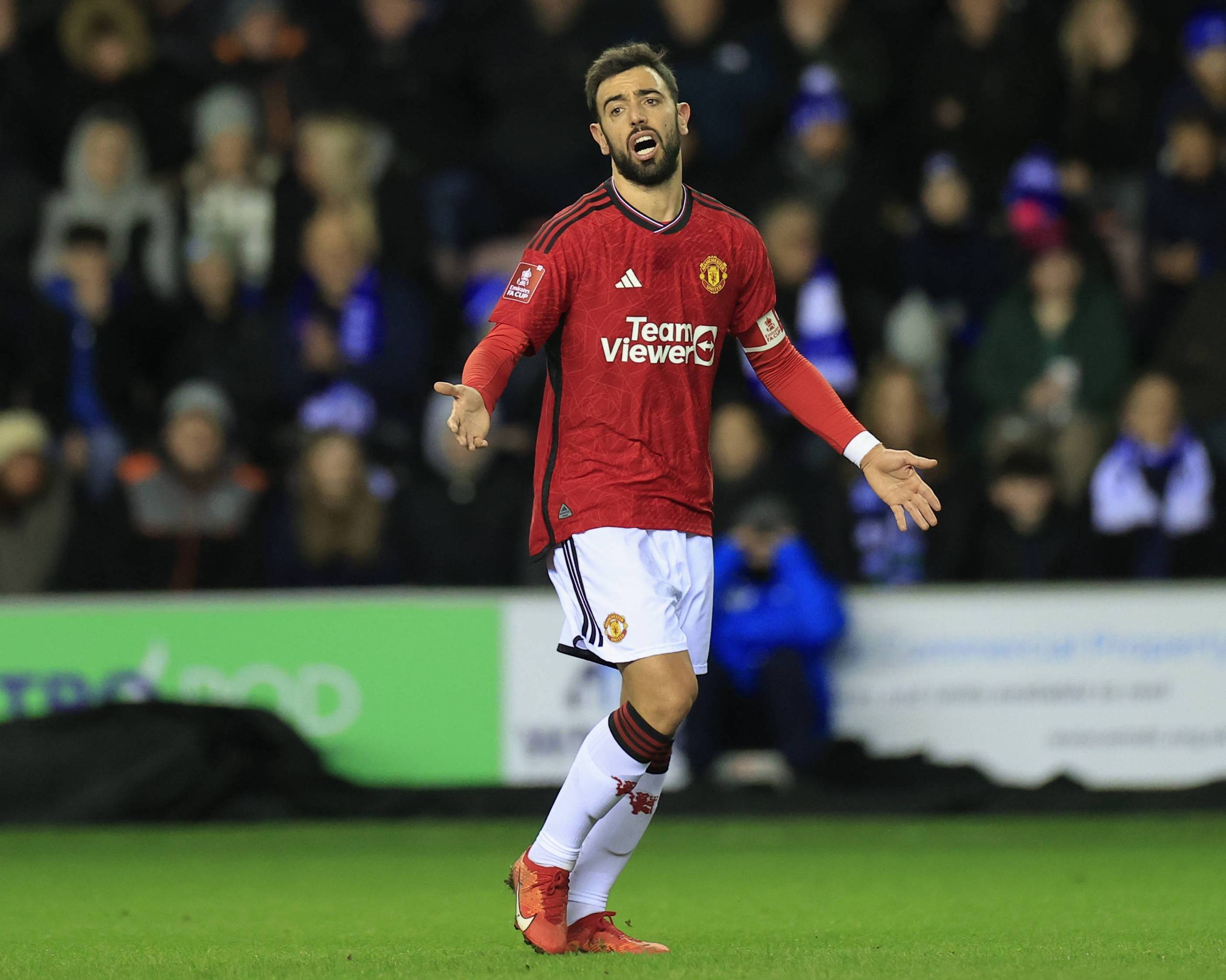 英超-纽卡斯尔2-1曼城终结对手四连胜，巴恩斯双响（英超：巴恩斯梅开二度，纽卡2-1力克曼城，终结对手四连胜）